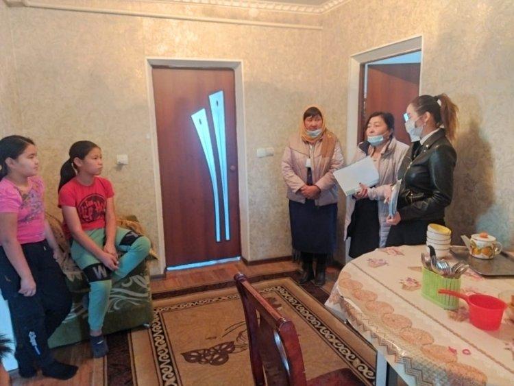 Қ.Рысқұлбеков атындағы орта мектебінде  бала құқықтарын қорғау комиссиясы хатшысы Қ.Избасарова, әлеуметтік педагог Ш.Тлеулиева , психолог Ұ. Абдумуратова  қолайсыз отбасыларды аралап, тыныс-тіршілігімен  танысып, ақыл-кеңестер аитты.