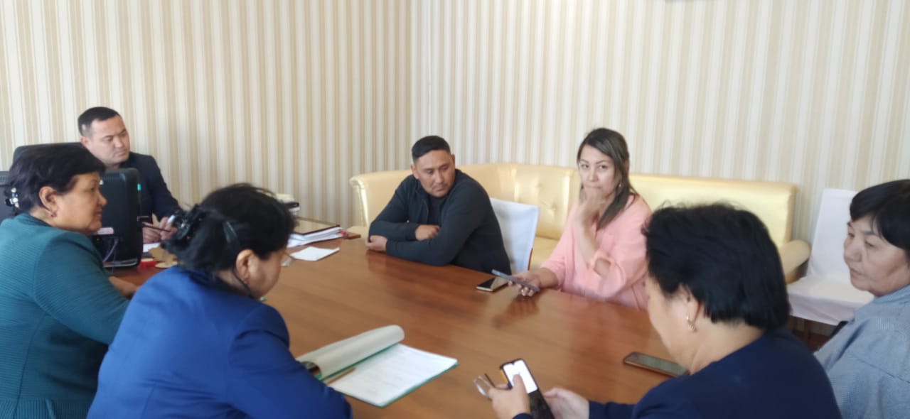 Қамқоршылық  кеңесінің мүшелері, кеңес отырысының қатысушыларына есебі